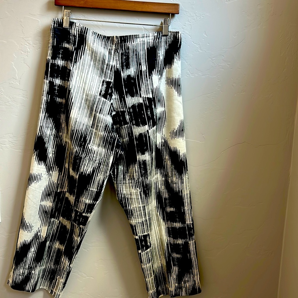 Bryn Walker Italian fabric flat front black and cream capris in a size small
